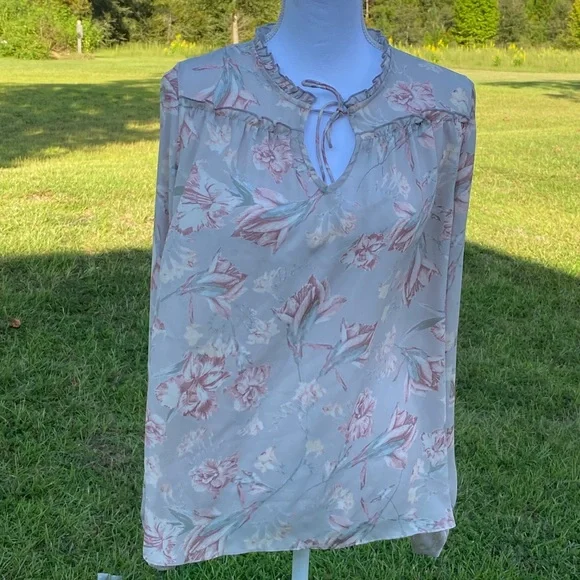 VIOLET + CLAIRE GRAY FLORAL BLOUSE D - Picture 2 of 9